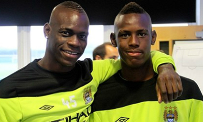 Siêu quậy Balotelli thách em trai uống 'nước thánh' để lấy 5.000 bảng
