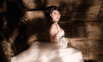 "Người tình" Ngọc Trinh lạ lẫm khi là cô dâu