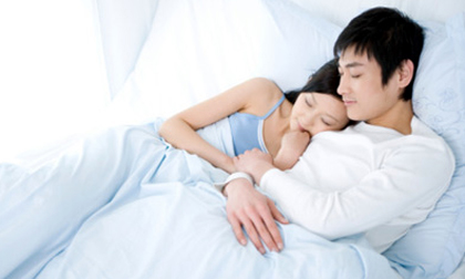 Anh liếc nhìn… và tấm ga vẫn trắng tinh