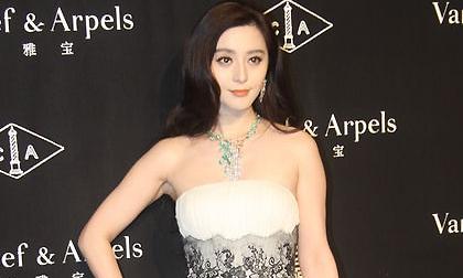 Phạm Băng Băng "khoe" vai trần, gợi cảm cùng trang sức