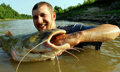 Thú chơi kinh dị: Dùng tay làm mồi nhử tóm cá khổng lồ