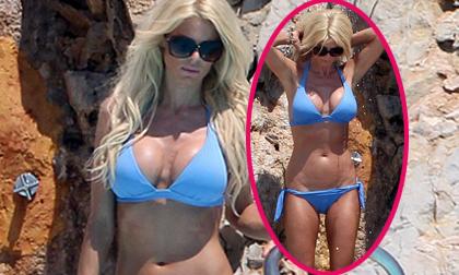 Người mẫu 37 tuổi tự tin khoe vòng một 'quả bóng'