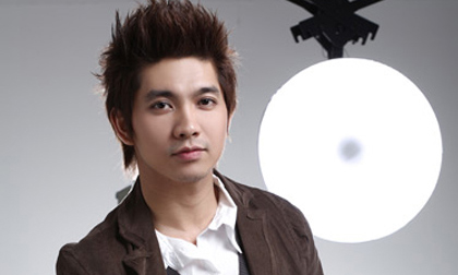 Tim tái xuất sau scandal làm bố