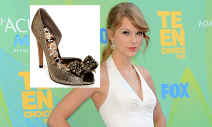 Taylor Swift 'cuồng' giày nơ dễ thương
