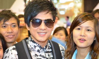 Đan Trường xuất hiện bảnh bao, khiến các fan phải chạy theo
