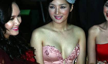 Những vầng ngực vẫn 'gây sốt' của mỹ nhân tứ tuần showbiz Việt