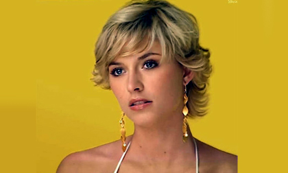 Đến Ukraine cổ vũ, bạn gái Khedira mặc quần cũng như không