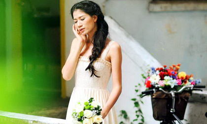 Trang Trần bất ngờ nhẹ nhàng bên sắc hoa