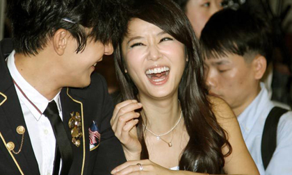 Lâm Tâm Như cười tít bên trai trẻ