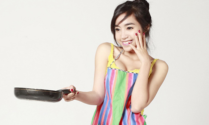 Elly Trần gợi cảm với... tạp dề