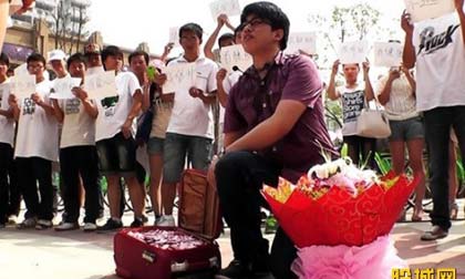Trung Quốc: Cầu hôn với một vali tiền gấp hình trái tim