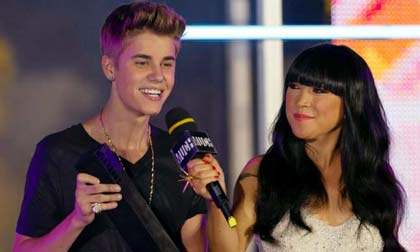 Justin Bieber ‘mỏi tay’ ôm cúp tại MMV Awards 2012