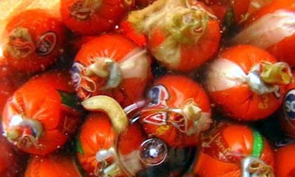 Dòi bọ lúc nhúc trong xúc xích