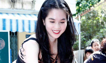 Ngọc Trinh đẹp thiên thần đi phát quà
