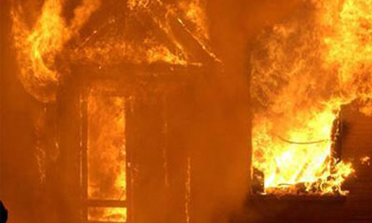 Ghen tuông, chồng hờ tưới xăng đốt ba mẹ con