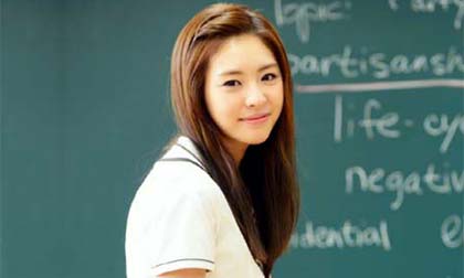 Lee Yeon Hee mặc đồng phục xinh như thiên thần