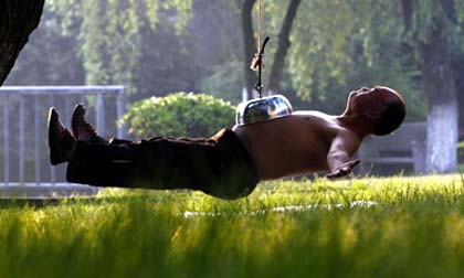 Dùng bụng "hút" chậu để treo người lơ lửng