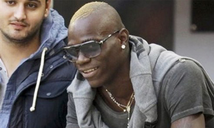 Balotelli dính đòn hội đồng của mỹ nhân