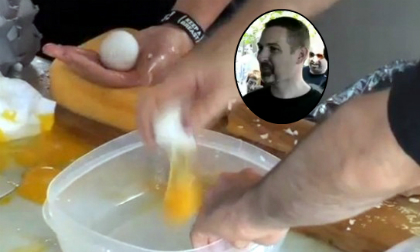 Kỷ lục dùng tay đập... 3031 quả trứng