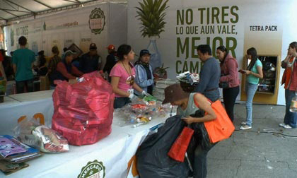 Mua đồ ăn bằng... rác