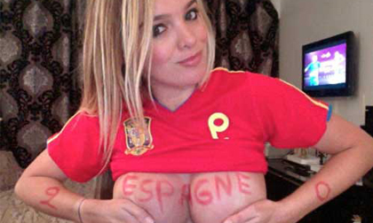 Siêu mẫu dự đoán Euro bằng ngực "khủng"