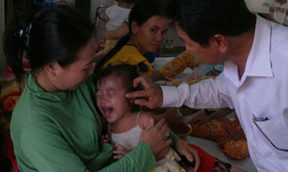 Nghi vấn cha, bà nội, cô ruột đánh chết bé trai 16 tháng