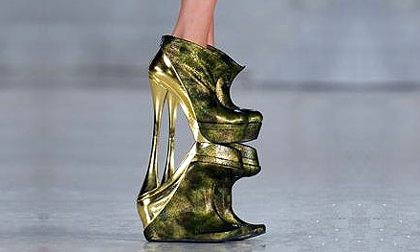 Ngắm top 5 đôi giày cao nhất thế giới