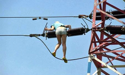 Thiếu nữ “phê thuốc” trèo cột điện cao để... qua sông