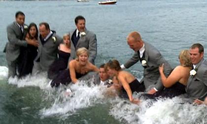 Cô dâu rơi xuống nước, chú rể bơi thẳng... lên bờ