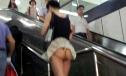 Chàng trai mặc... váy siêu ngắn trên tàu điện ngầm