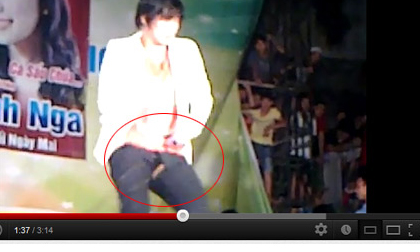 Khánh Phương rách đũng quần 'nhạy cảm' khi hát quá sung