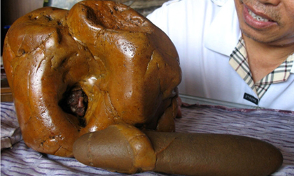 Khối đá có hình giống… "âm đạo" và “của quý”