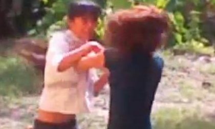 Lộ th&#234;m clip nữ sinh Bắc Giang giật tung &#225;o bạn