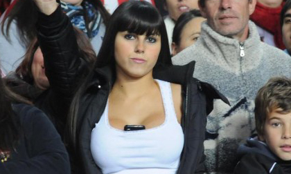 Điện thoại kẹp ngực, siêu mẫu trở thành Larissa Riquelme của Argentina