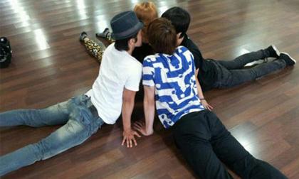 Các chàng trai Super Junior 'khoe' tài uốn dẻo đỉnh cao