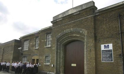 Nữ giám thị gạ tình, quan hệ với tù nhân