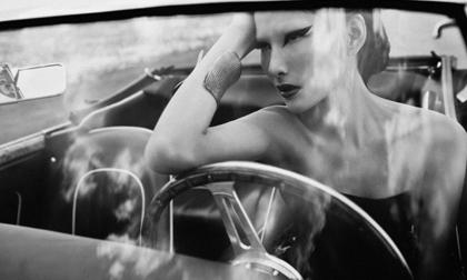 Hoàng Thùy ấn tượng với phong cách "quái" bên xế cổ