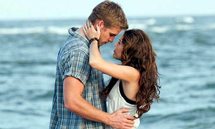 Miley Cyrus đính hôn ở tuổi 19