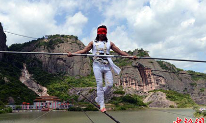 Bịt mắt đi ngược trên dây ở độ cao 250 mét