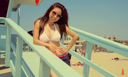 Duy Uyên khoe dáng chuẩn trên biển