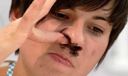 Cuộc thi lạ: Nhét thuốc lá vào mũi