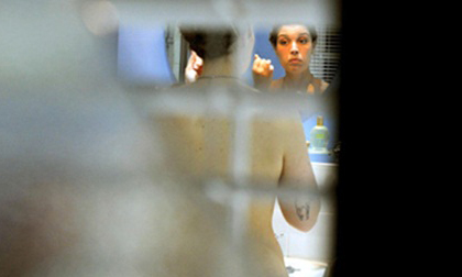 Triểm lãm... nhìn lén phụ nữ tắm