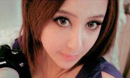 Ngắm vẻ đẹp ma mị và bốc lửa của hotgirl ‘xà tinh’