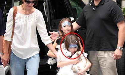 Bé Suri xuất hiện ủ rũ trên phố