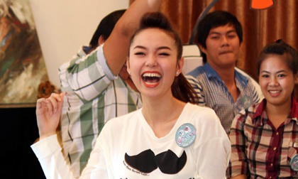 Minh Hằng “xõa” tới bến với fan