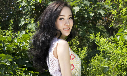 Hoắc Tư Yến khoe eo thon gọn trên bìa tạp chí