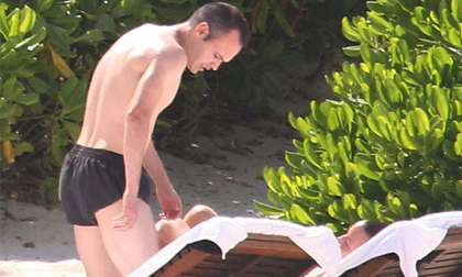 Iniesta lộ ảnh trăng mật bên bãi biển