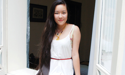 Nữ sinh Việt kiều tóc dài 1,3m vô cùng duyên dáng