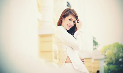 Nữ sinh người Tày đẹp tinh khôi trong tà áo dài dân tộc 