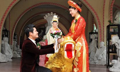 Chú rể Nguyễn Văn Chung "quỳ gối" tặng hoa cô dâu trước chùa